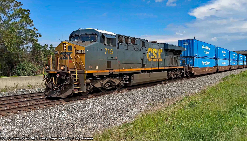 CSX 715 leads I115.